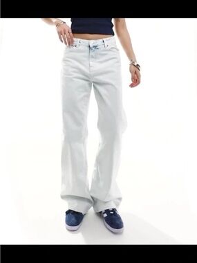 Monki loose fit low rise denim jeans in light bleached blue size 26 petite